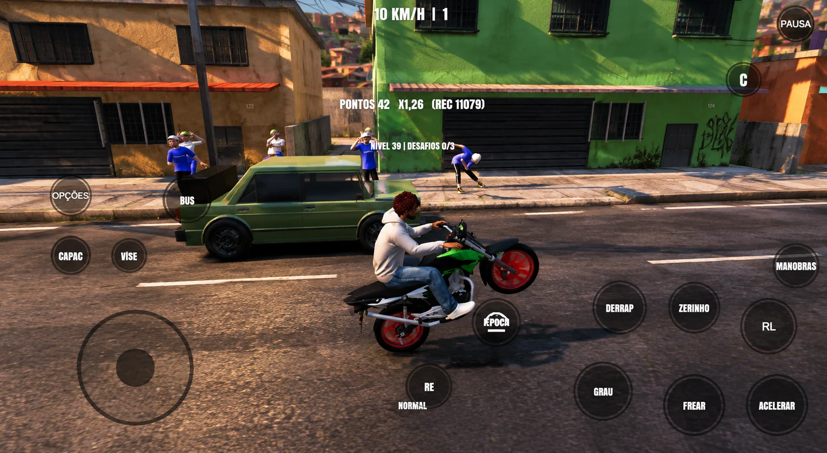 Piloto empinando moto perto de uma rua de bairro